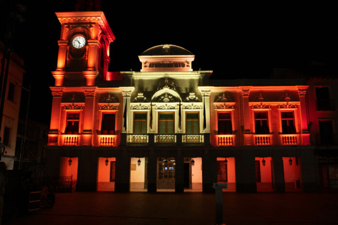 la-fachada-del-ayuntamiento-de-guadalajara-con-los-colores-que-son-posibles-con-la-nueva-iluminacion-led-1