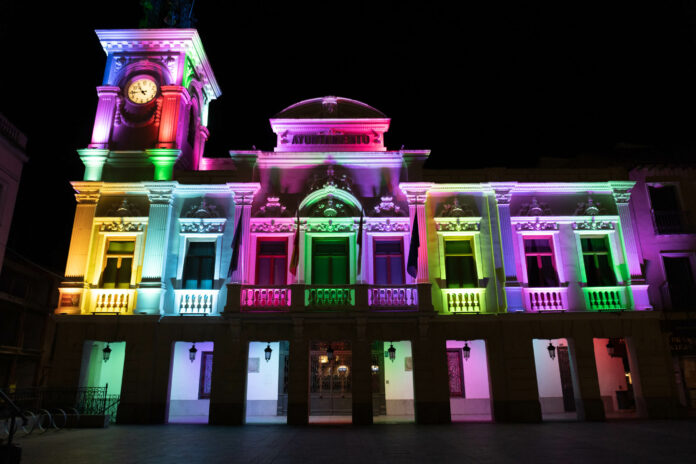 La fachada del Ayuntamiento de Guadalajara con algunos de los colores que son posibles con su iluminación LED, apenas utilizada hasta ahora.