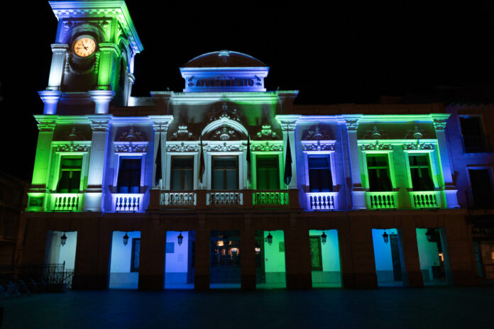 la-fachada-del-ayuntamiento-de-guadalajara-con-los-colores-que-son-posibles-con-la-nueva-iluminacion-led-4