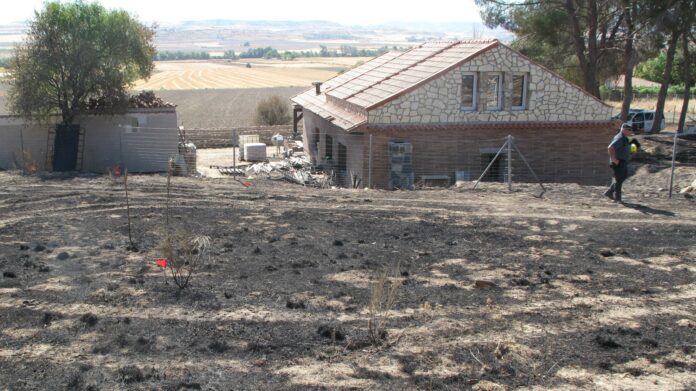 En el punto señalado con un banderín rojo se habría iniciado el incendio que asoló el término de Driebes a comienzos de julio de 2022. (Foto: Guardia Civil)