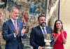 El alcalde José Luis Blanco recoge el premio dedicado a Azuqueca, de manos de los Reyes de España este 18 de julio de 2022.