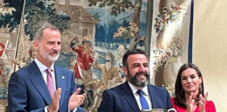 El alcalde José Luis Blanco recoge el premio dedicado a Azuqueca, de manos de los Reyes de España este 18 de julio de 2022.