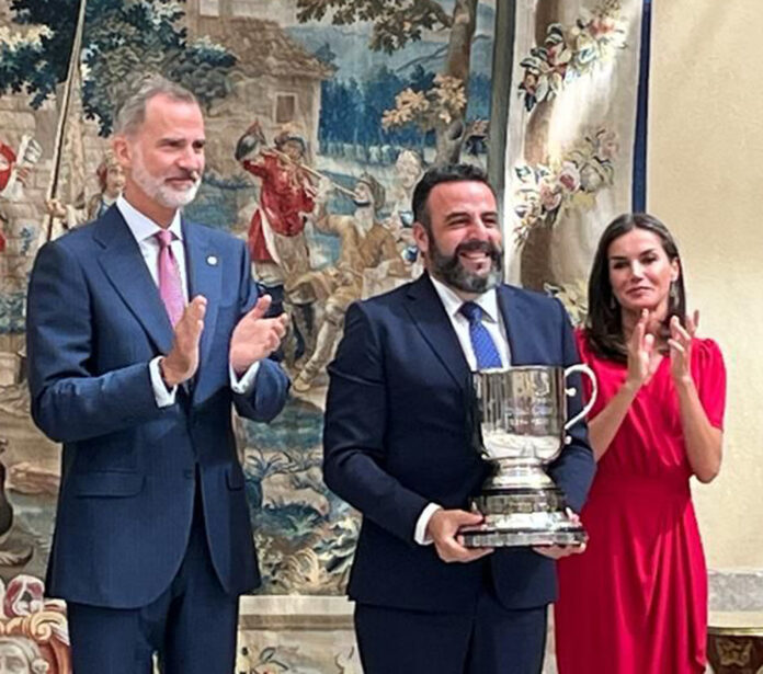 El alcalde José Luis Blanco recoge el premio dedicado a Azuqueca, de manos de los Reyes de España este 18 de julio de 2022.