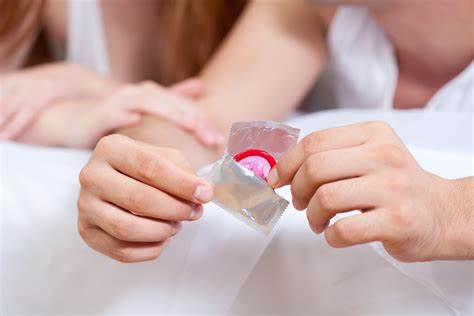 El preservativo sigue siendo uno de los pilares en las campañas contra la expansión de las enfermedades de transmisión sexual.