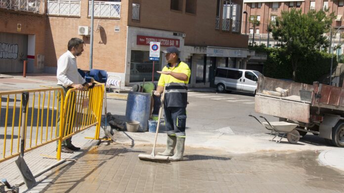 El concejal Pérez Borda em una visita de obra a la reparación de una acera.