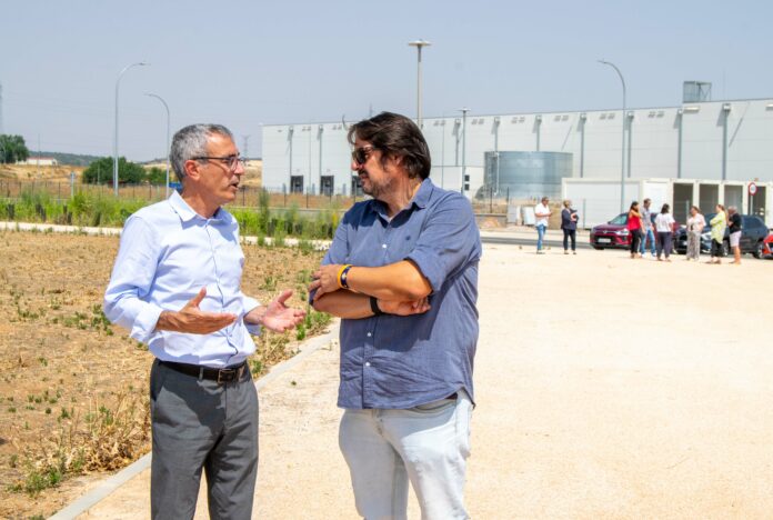 El director general de SEPES con el alcalde de Marchamalo en el polígono del Henares el 14 de julio de 2022.