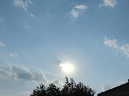 Pocas nubes y mucho sol, de auténtico plomo, el de esta ola de calor en Guadalajara. La imagen es del miércoles, 13 de julio de 2022. (Foto: La Crónic@)
