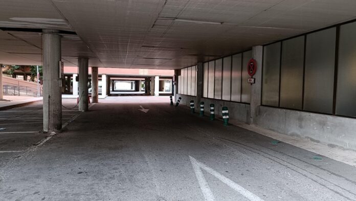 Desde ahora, ya no se podrá circular por delante de la entrada del edificio antiguo, que no tendrá salida. (Foto: La Crónic@)