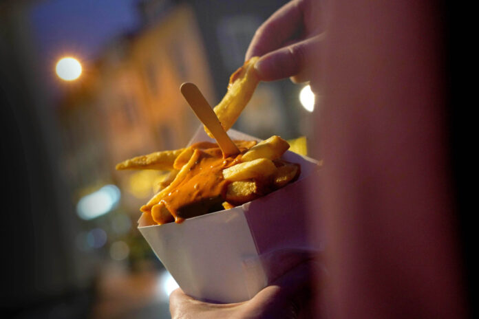 Patatas fritas con salsa andaluza en Malmedy, en Valonia. (Foto: Arnaud Siquet)