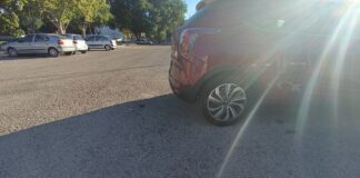 Coches aparcados en las inmediaciones del "Brianda de Mendoza", donde se construirá el futuro parking disuasorio. (Foto: La Crónic@)