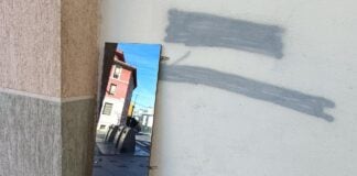 Calle de Guadalajara reflejada en un espejo, abandonado contra un muro, el 21 de agosto de 2022. (Foto: La Crónic@)