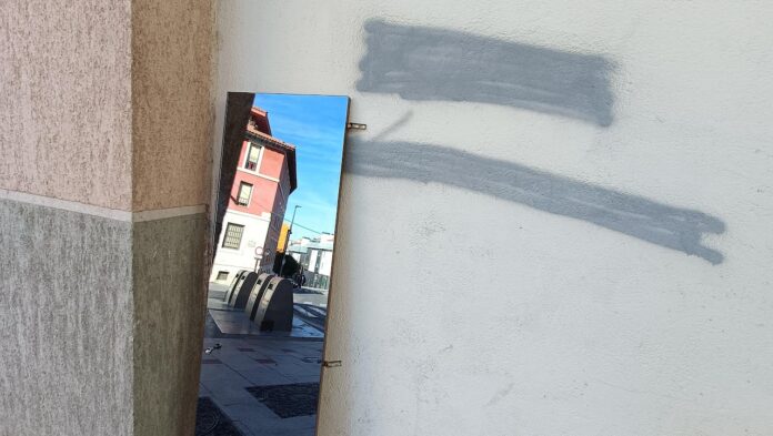 Calle de Guadalajara reflejada en un espejo, abandonado contra un muro, el 21 de agosto de 2022. (Foto: La Crónic@)