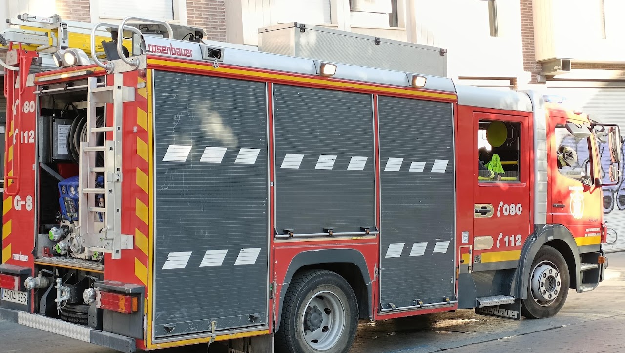 Camión de bomberos en la Plaza de Moreno en la mañana del 12 de agosto de 2022. (Foto: La Crónic@)