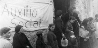 Cola para recibir comida en Auxilio Social en un pueblo español, después de la guerra civil, durante los conocidos como "los años del hambre".