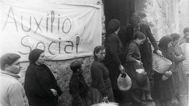 Cola para recibir comida en Auxilio Social en un pueblo español, después de la guerra civil, durante los conocidos como 