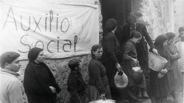 cola-auxilio-social Cola para recibir comida en Auxilio Social en un pueblo español, después de la guerra civil, durante los conocidos como