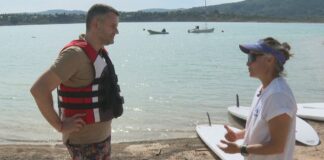Pilar Prieto, la guadalajareña campeona de España de windsurf, cuenta sus experiencias, a pie de embalse para "Comando al Sol".