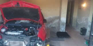 Los coches los desguazaban en el jardín del chalet donde vivían. (Foto: Guardia Civil)