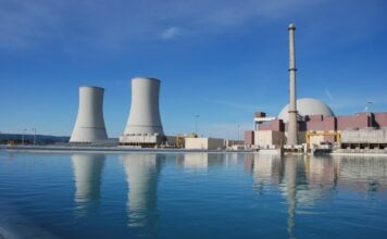 Las dos torres de refrigeración, inactivas durante una parada para la recarga del reactor.