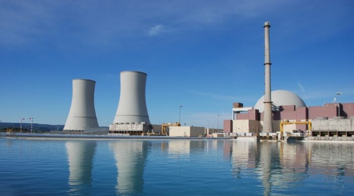 La central nuclear de Trillo ha tenido que parar por un problema inesperado Las dos torres de refrigeración, inactivas durante una parada para la recarga del reactor.