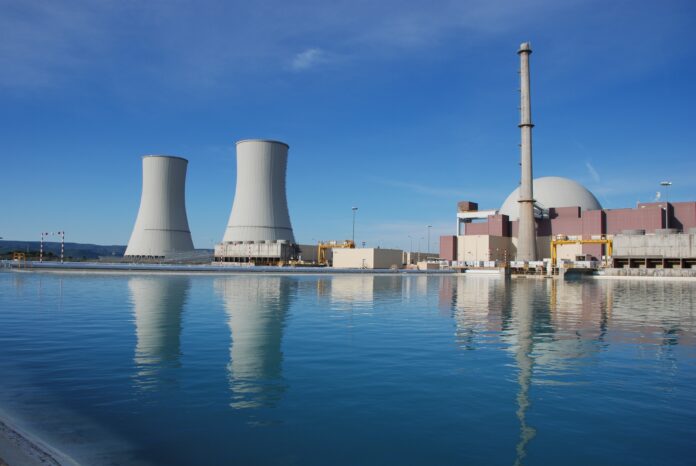 Las dos torres de refrigeración, inactivas durante una parada para la recarga del reactor.