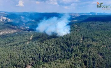 Hay peligro alto de incendios en toda la región El incendio de Taravilla, a media tarde del lunes, 1 de agosto de 2022. (Foto: Infocam)