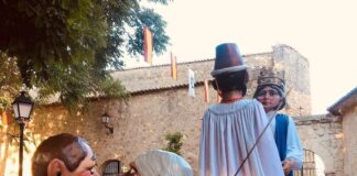 Gigantes y cabezudos también participan de la festiva procesión de la Recogida de la Cera, en Brihuega. (Foto: Rebeca Cepero)