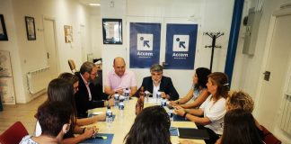 El director general de Infancia y Familia, Gregorio Gómez Bolaños visita la sede de ACCEM.