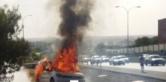 El coche siguió ardiendo hasta detenerse completamente, junto a la A-2. (Foto: J.T. / La Crónic@)