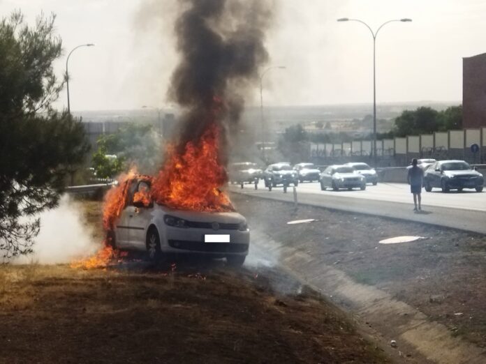 El coche siguió ardiendo hasta detenerse completamente, junto a la A-2. (Foto: J.T. / La Crónic@)