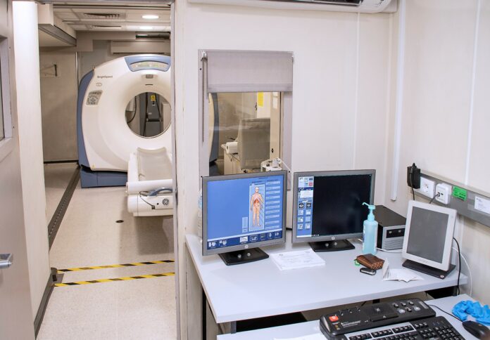 Interior del remolque utilizado en Guadalajara en los últimos tiempos para la realización de TAC.