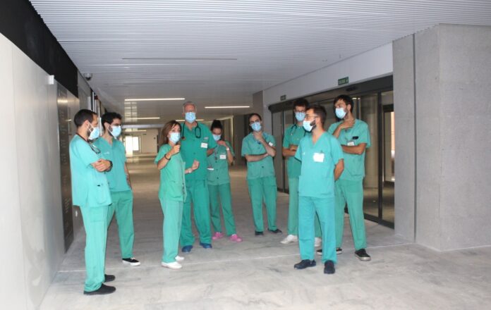 Médicos del Hospital de Guadalajara, en la nueva zona de Urgencias.