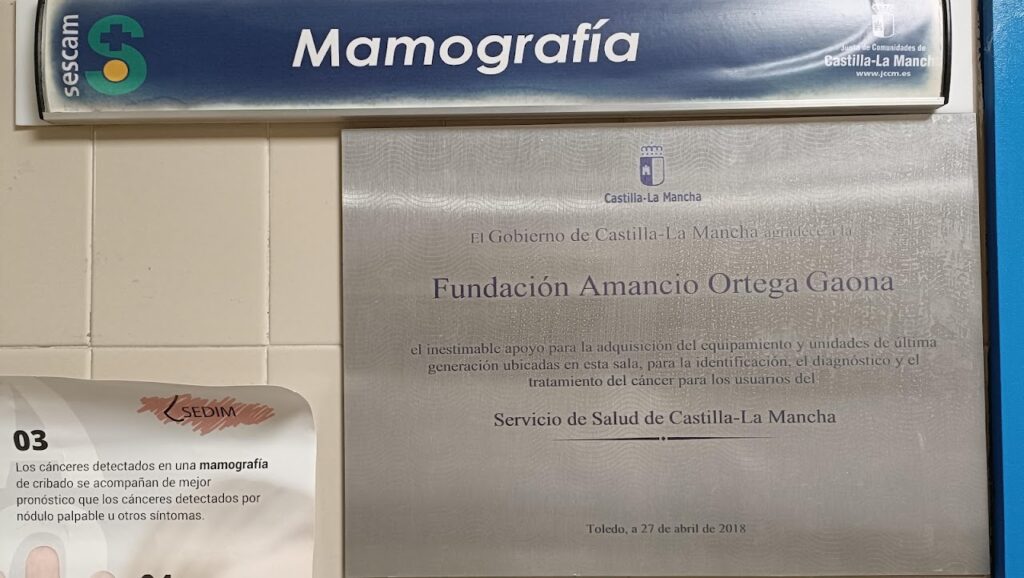 Un placa recuerda desde abril de 2018 los fondos donados por Amancio Ortega, muchos de los cuales aún no se han empleado en nada concreto. (Foto: La Crónic@)