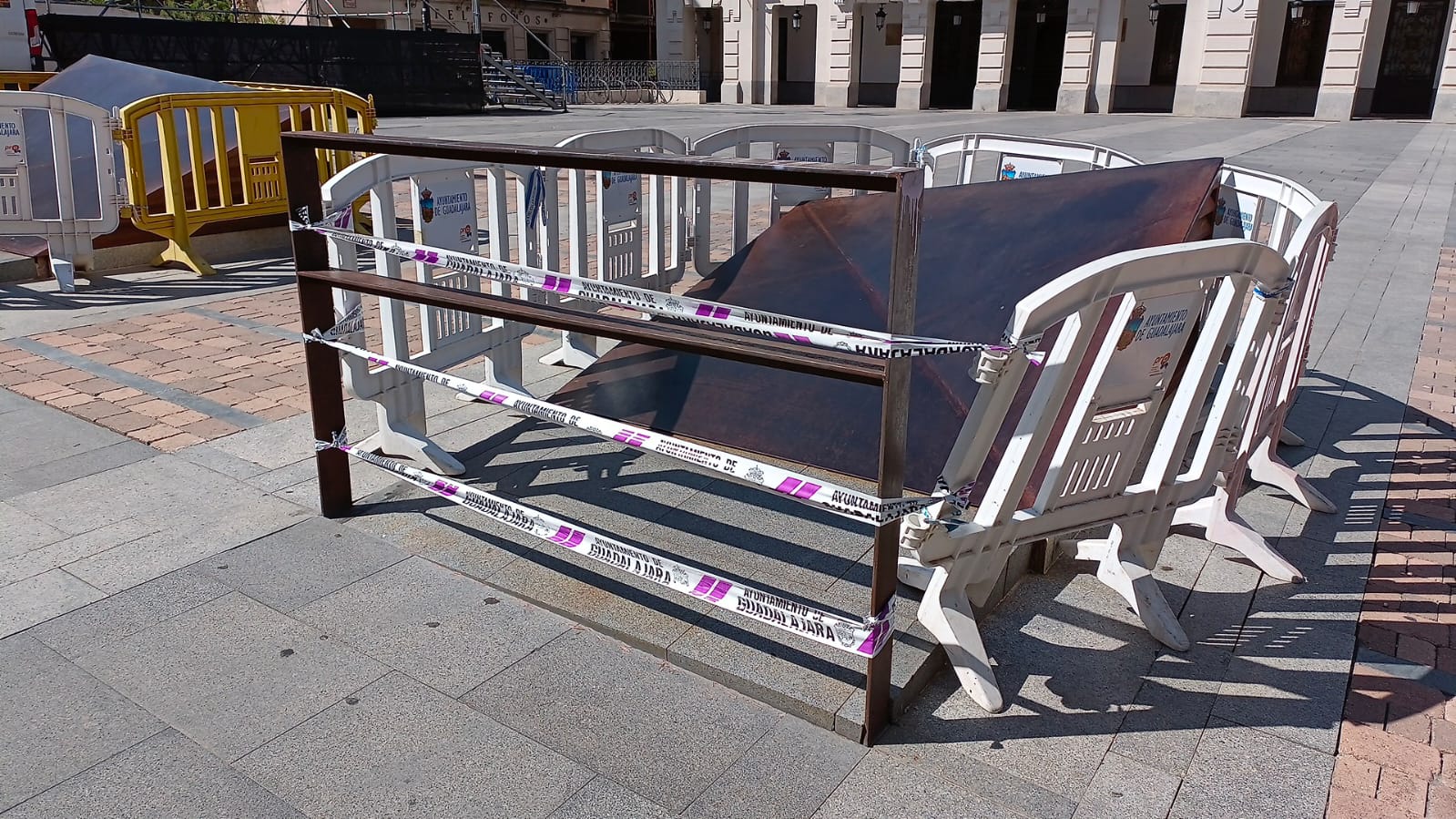 Uno de los tres respiraderos de la Plaza Mayor, mandados clausurar por el Ayuntamiento en agosto de Guadalajara para evitar daños infantiles y quejas paternas. (Foto: La Crónic@)