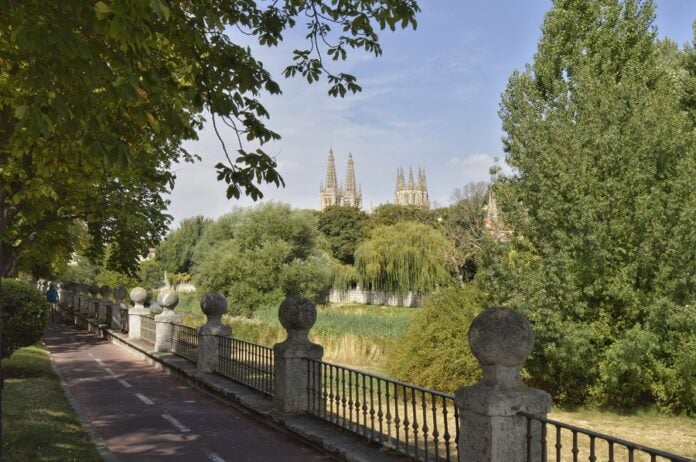 El río Arlanzón y, al fondo, la catedral de Burgos.