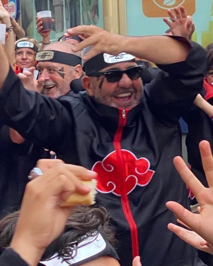 Florentino Pérez dio rienda suelta a las ganas de diversión, al igual que todos los sacedonenses en el inicio de las fiestas de 2022. (Foto: Francisco Martínez)