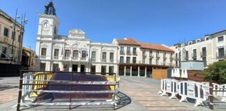 Los respiraderos de la Plaza Mayor llevan lustros sirviendo de toboganes para los más pequeños, hasta ahora. (Foto: La Crónic@)