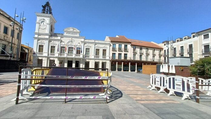 Los respiraderos de la Plaza Mayor llevan lustros sirviendo de toboganes para los más pequeños, hasta ahora. (Foto: La Crónic@)