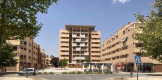 Plaza de la Encina, en Valdeluz.