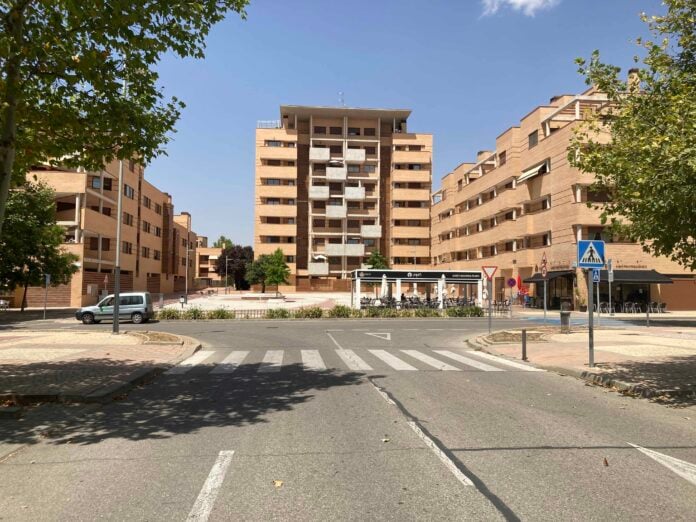 Plaza de la Encina, en Valdeluz.