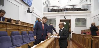 Nacho Hernando y Pablo Bellido en los preliminares del pleno de las Cortes de Castilla-La Mancha del 8 de septiembre de 2022.