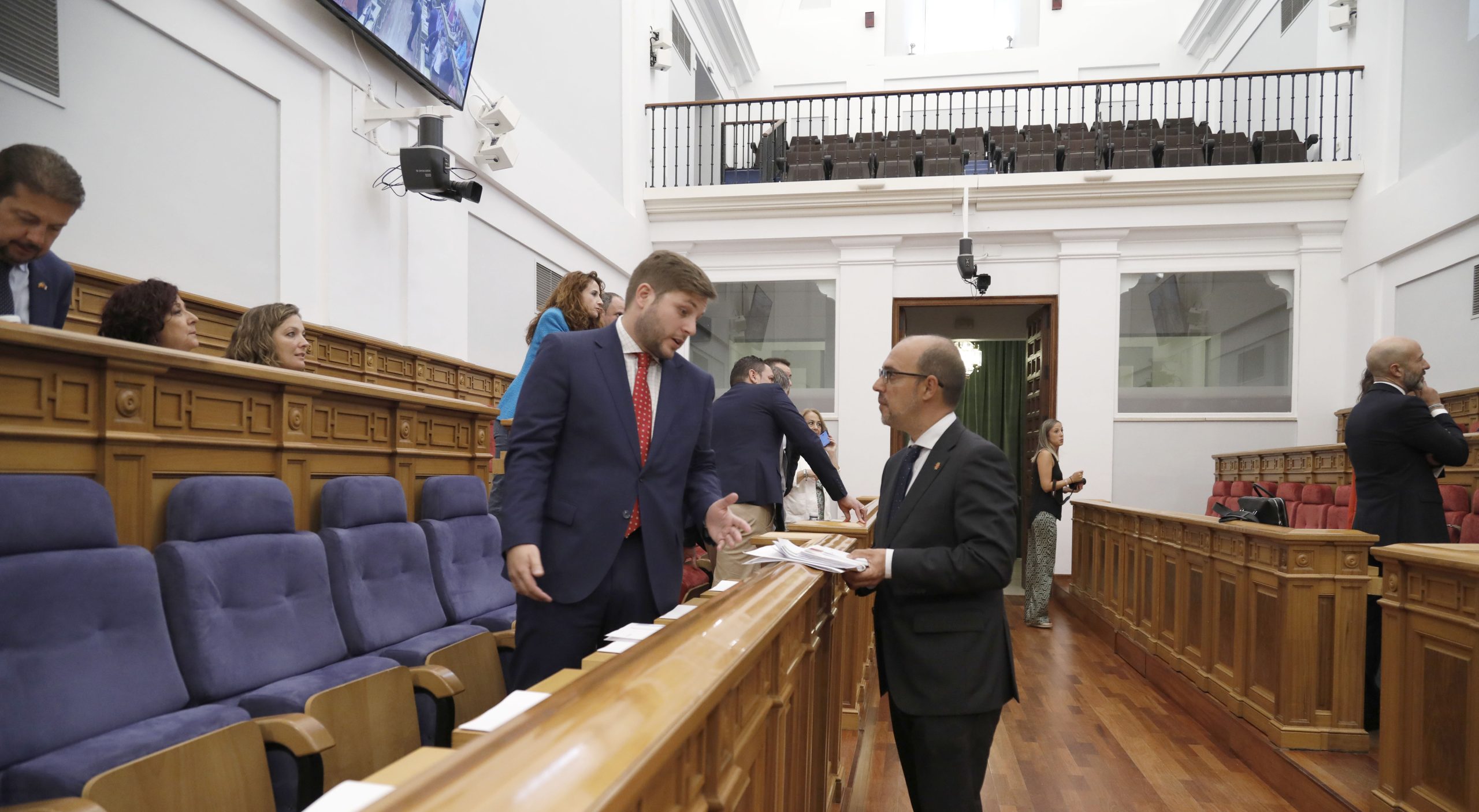 Nacho Hernando y Pablo Bellido en los preliminares del pleno de las Cortes de Castilla-La Mancha del 8 de septiembre de 2022.