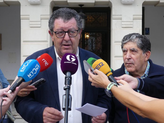 Olcina y Jiménez Bustos, en la presentación de la Marcha contra el Cáncer de Mama en Guadalajara.