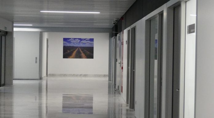 Uno de los pasillos de la planta 0 de la ampliación del Hospital de Guadalajara. (Foto: La Crónic@)