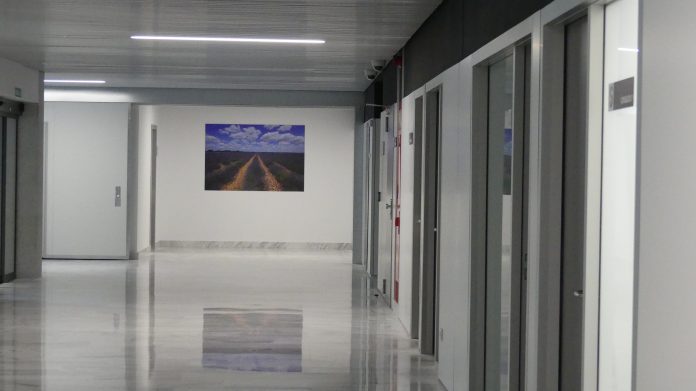 Uno de los pasillos de la planta 0 de la ampliación del Hospital de Guadalajara. (Foto: La Crónic@)