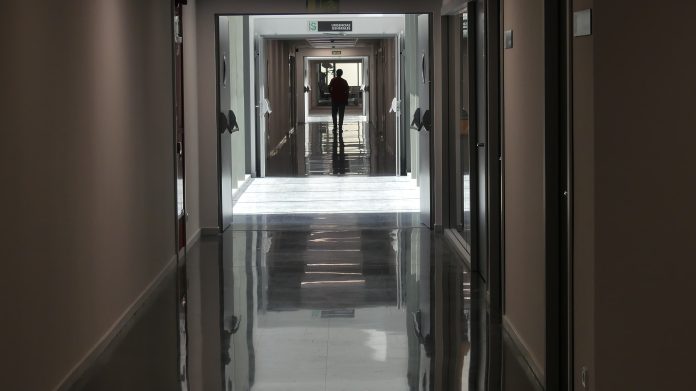 Uno de los pasillos del nuevo edificio del Hospital de Guadalajara. (Foto: La Crónic@)