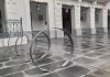 Aike quiere que el Ayuntamiento facilite lavar y arreglar bicicletas Guadalajara está llena de estorbos e incluso de buena intenciones inútiles, como estos soportes para bicicletas delante del Ayuntamiento, nunca utilizados. (Foto: La Crónic@)