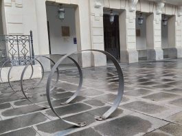 Guadalajara está llena de estorbos e incluso de buena intenciones inútiles, como estos soportes para bicicletas delante del Ayuntamiento, nunca utilizados. (Foto: La Crónic@)