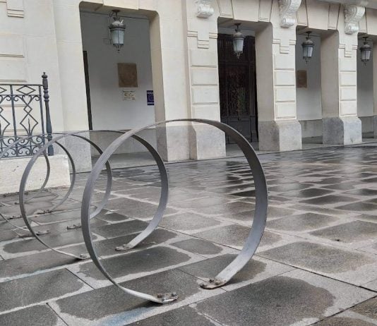 Guadalajara está llena de estorbos e incluso de buena intenciones inútiles, como estos soportes para bicicletas delante del Ayuntamiento, nunca utilizados. (Foto: La Crónic@)