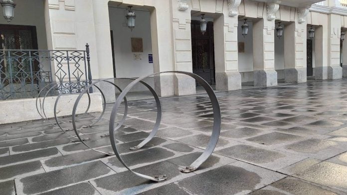 Guadalajara está llena de estorbos e incluso de buena intenciones inútiles, como estos soportes para bicicletas delante del Ayuntamiento, nunca utilizados. (Foto: La Crónic@)